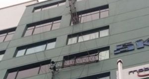 Cột thu phát sóng đổ trong cơn mưa, 1 người tử vong