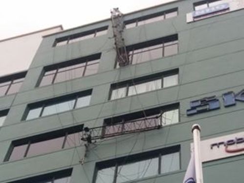 Cột thu phát sóng đổ trong cơn mưa, 1 người tử vong